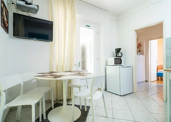 Nikolina Lu - One-bedroom With Balcony * 룸바르다